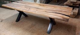 Schweizer Nussbaum Massivholztisch rustikal Epoxidharz 260cm