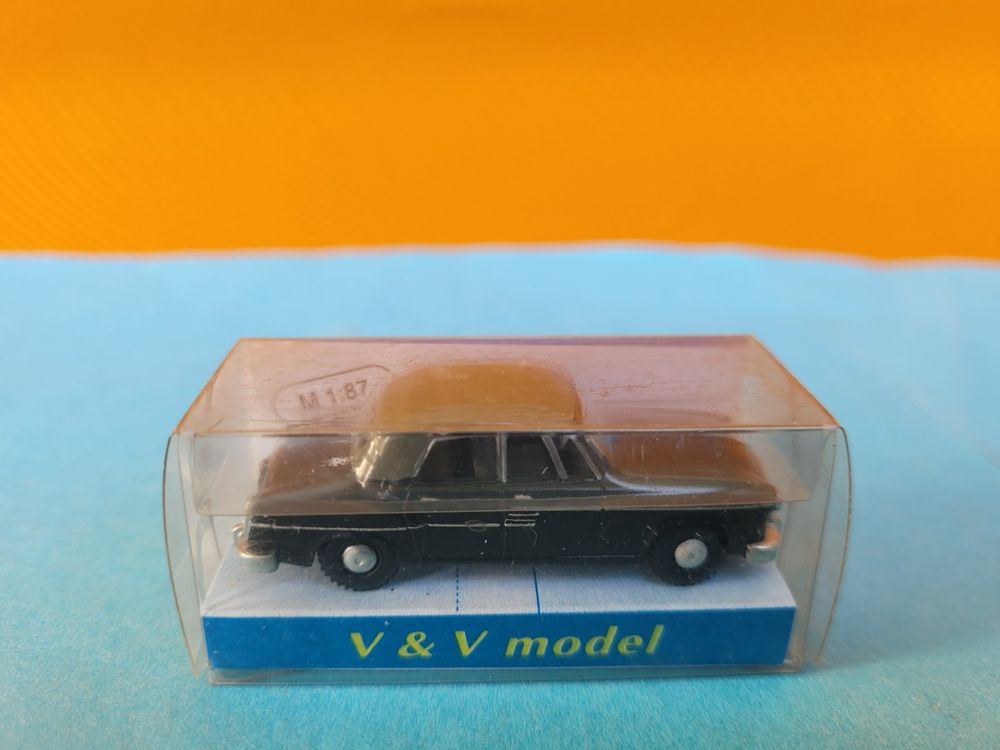 Sunstar 2409 Horch 855 Roadster schwarz / grünmetallic 1:18