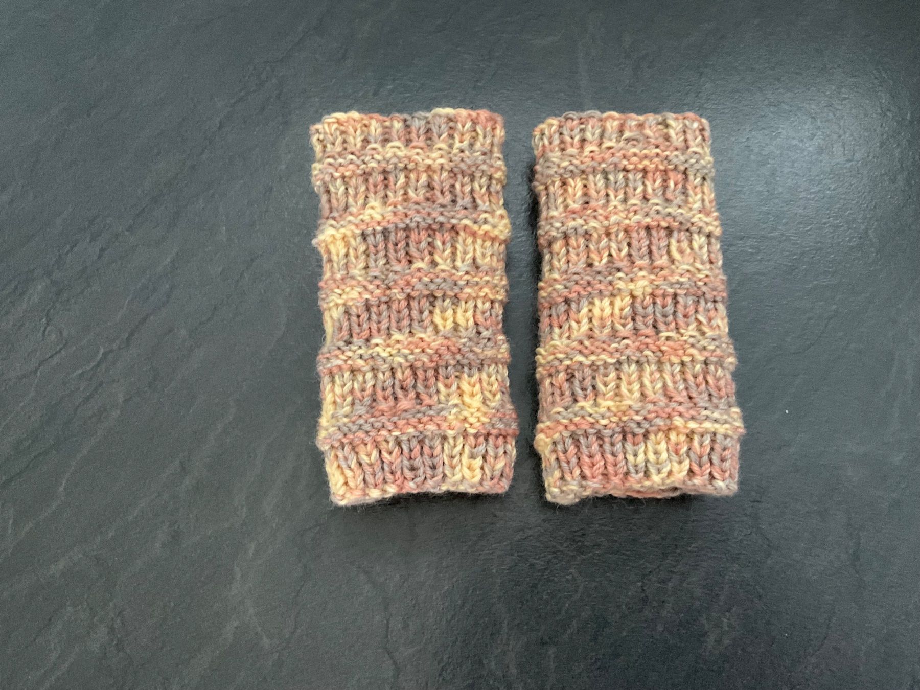 Guanti & manicotti: Handgestrickte Pulswärmer Amedisli – Nuovo (secondo la descrizione) da Wetzikon ZH venduto da FeeF