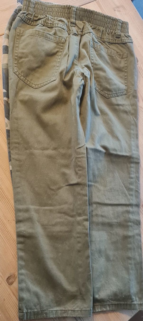 Pantaloni: Hosen 2 Stk. GR. 140 – Usato da Beinwil Freiamt venduto da tafa8 2
