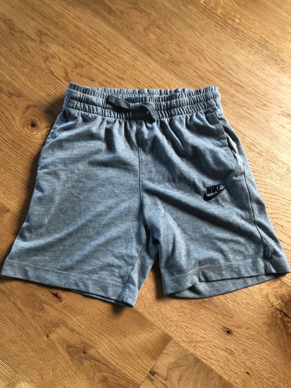 Nike Pantaloni: NIKE SHORTS grau 140 – Usato da Wattwil venduto da jopara