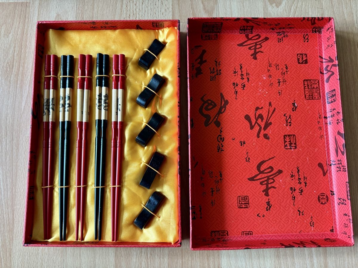 Bestecksets: Essstäbchen Set rot/schwarz mit Auflagen neu – Neu und originalverpackt aus Zürich von pilatus777 1