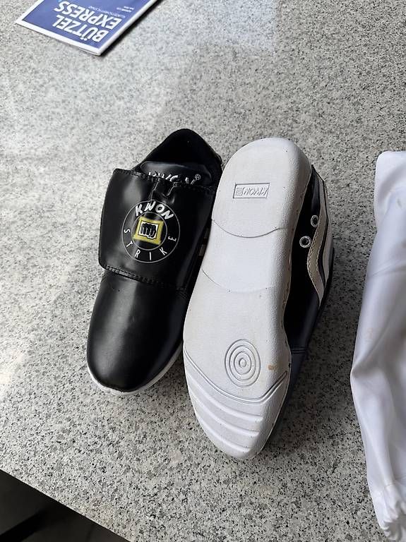 Herrenschuhe: Kick Boxing Schuhe Kwon (42-43) – Gebraucht aus Rorschacherberg von hel_l7nq