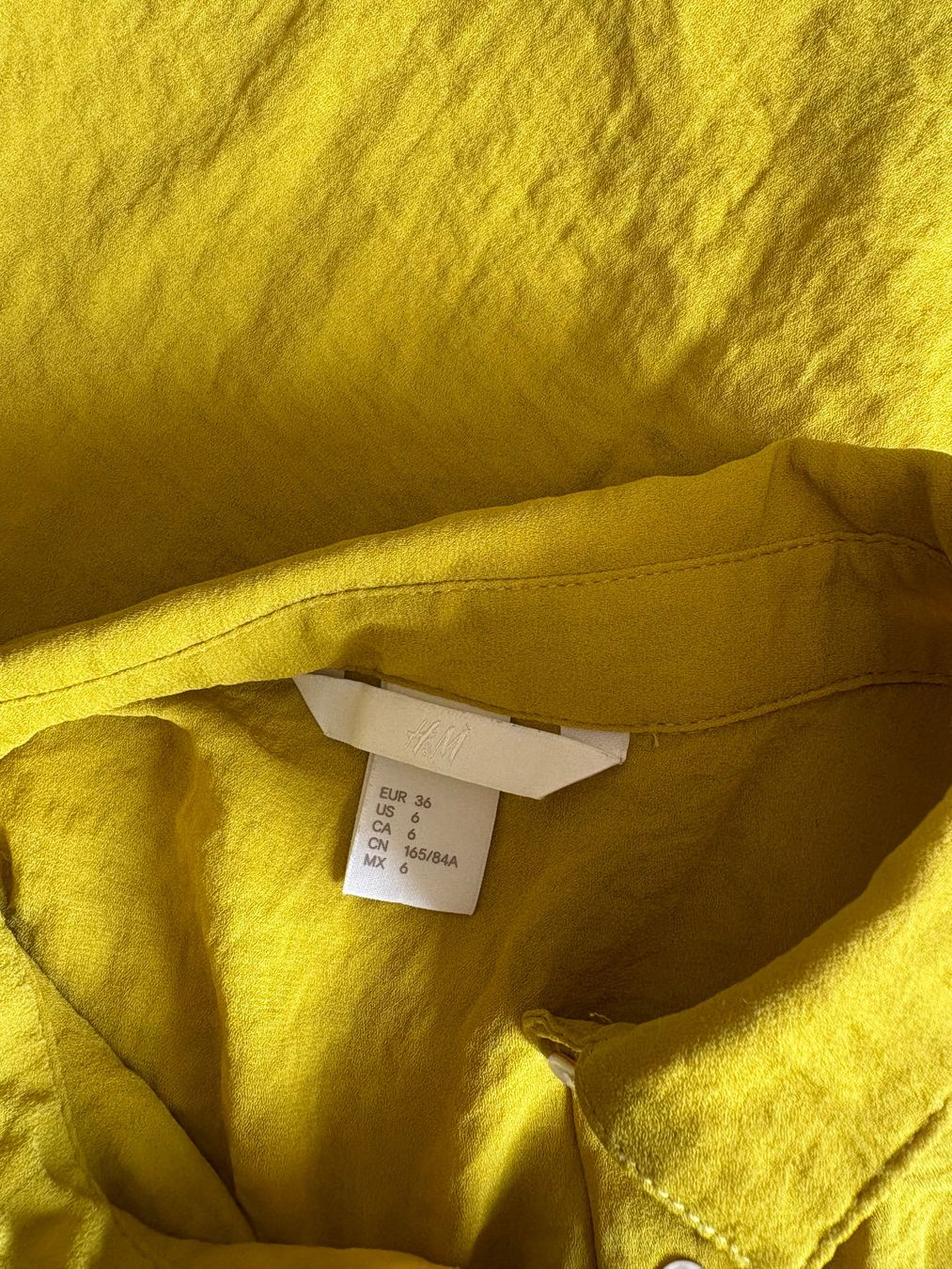 H&M Blusen: Blouse jaune moutarde H&M – Gebraucht aus Lausanne von sansantak 2