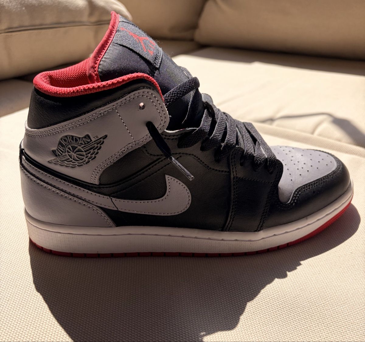 Jordan Chaussures hommes: Air Jordan one mid  – D'occasion à Echallens par xav_tq6m