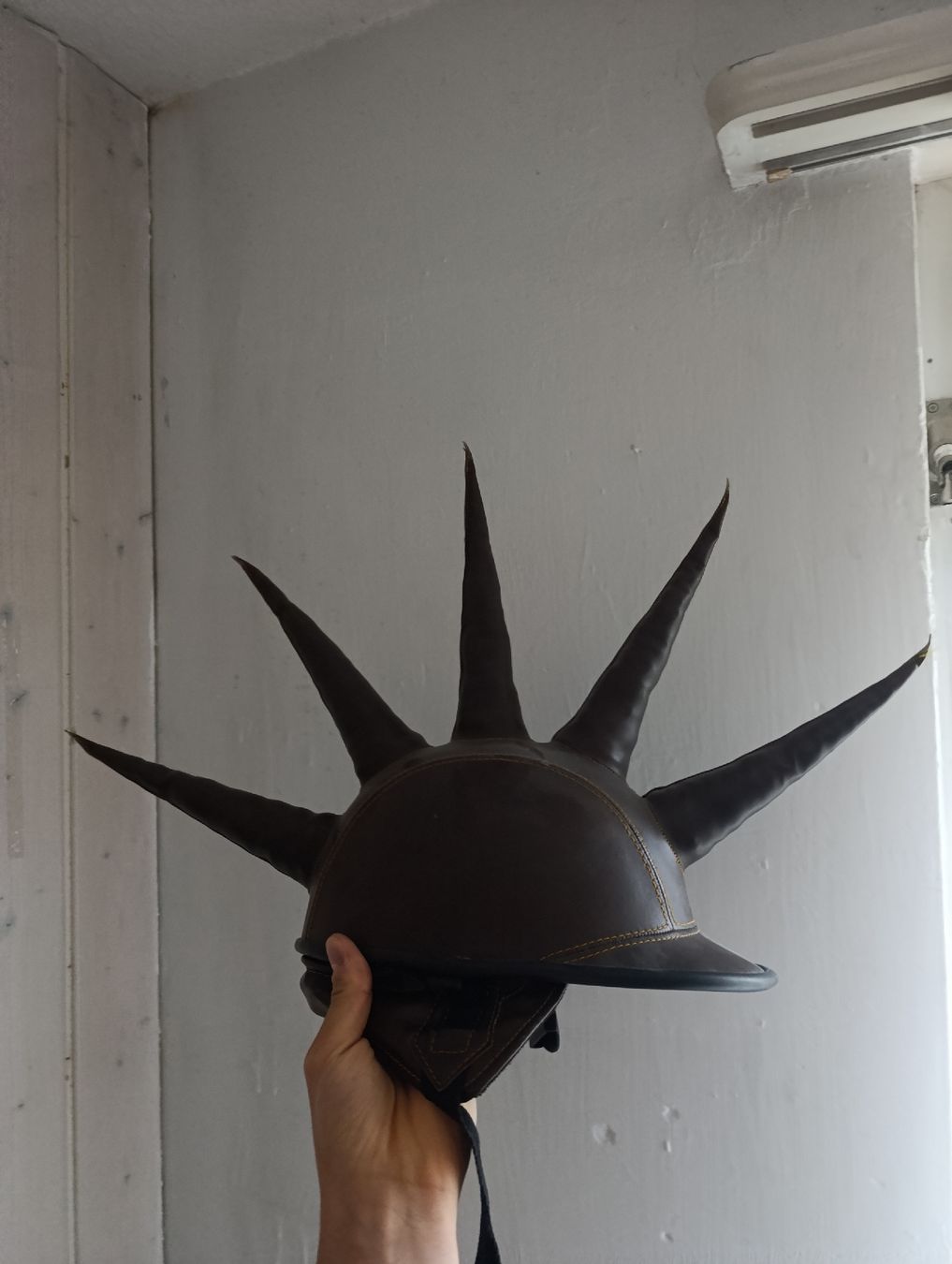 Copricapi, berretti & cappellini: Festival Helm mit Spikes – Usato da Staufen venduto da bnd_cl5r