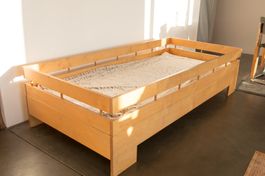 Schönes, hochwertiges, modulares Bett