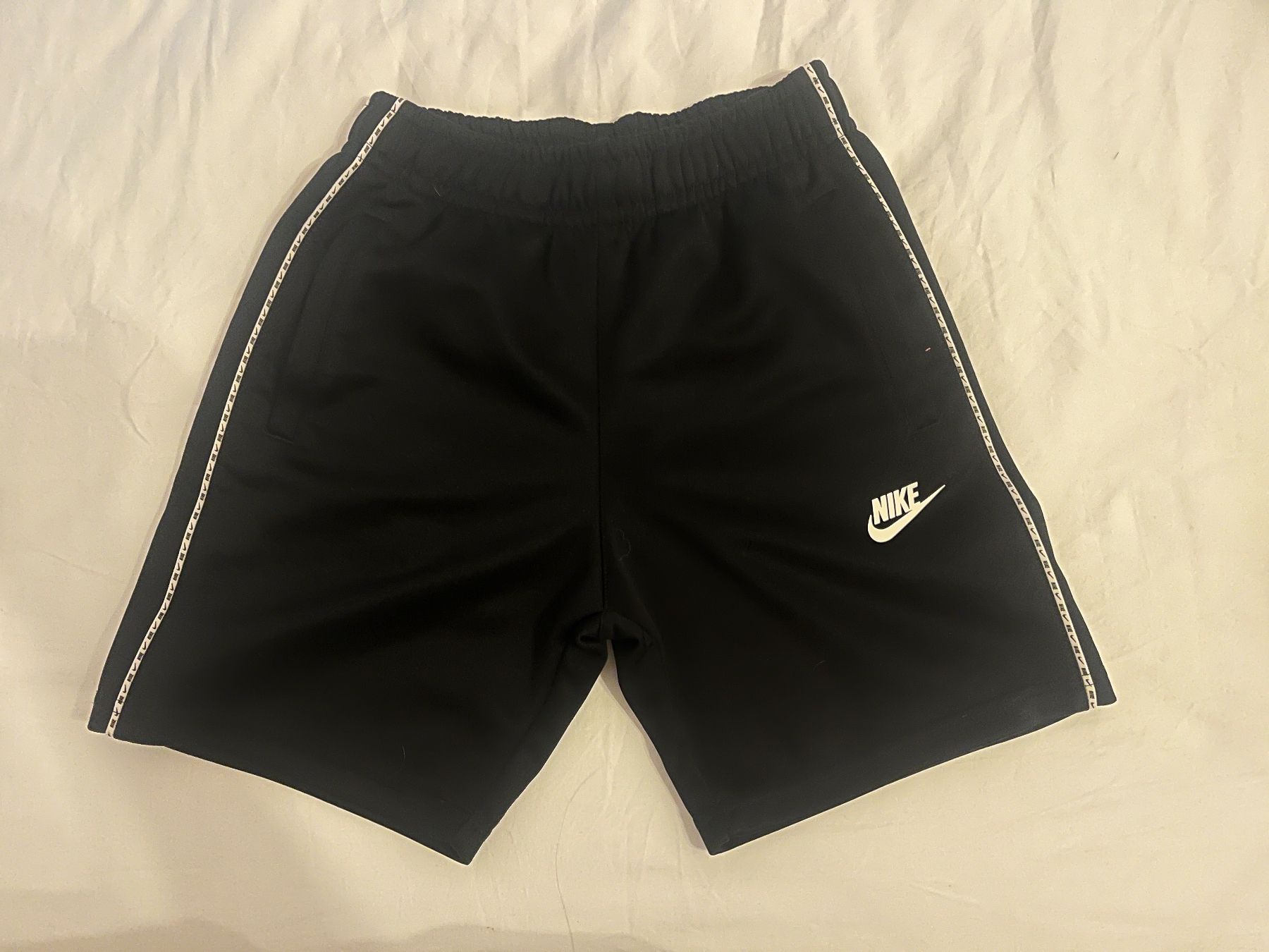 Nike Pantaloni: Short Nike noir – Usato da Cossonay-Ville venduto da 021epi70