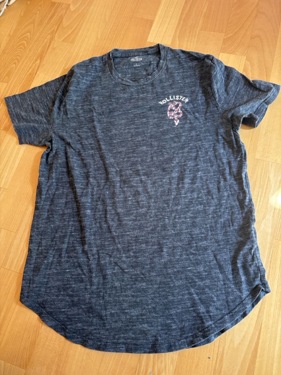 Hollister T-Shirts: Hollister Snake T-shirt – Gebraucht aus Chexbres von doe_xns6