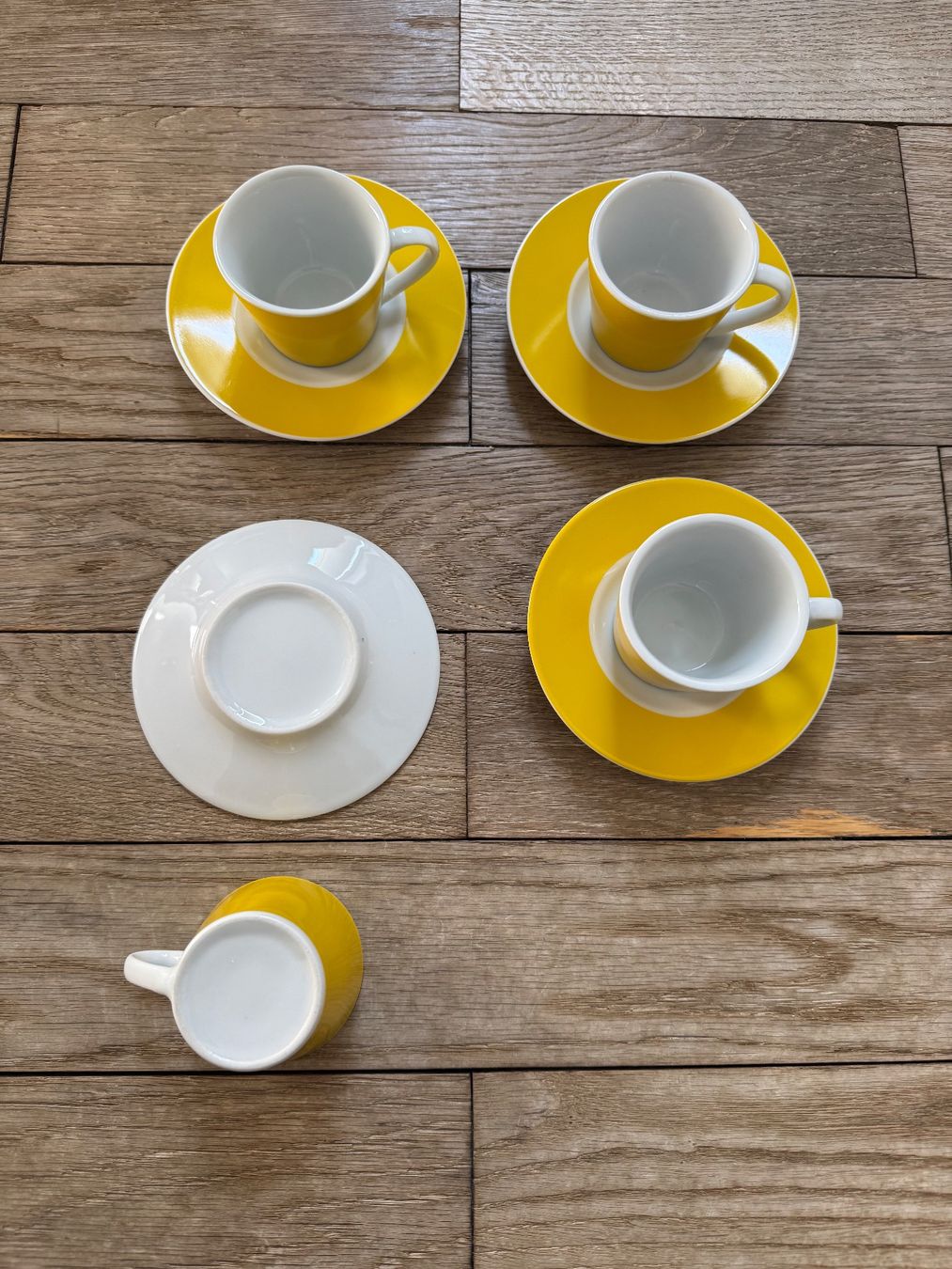 Set di piatti: Set gelbe Midcentury Espressotassen – Usato da Luzern venduto da Mamutpe 1