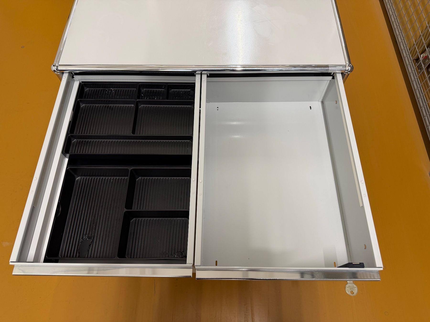 USM Korpus: USM Haller Rollcontainer mit 3 Schubladen – Gebraucht aus Dietlikon von ComdatAG 8