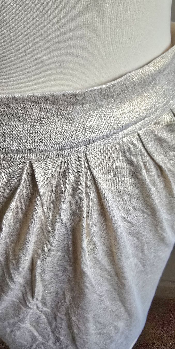 Zara Röcke: Jupe taille haute drapée et dorée brillante taille M – Gebraucht aus Genève von Saleena 3