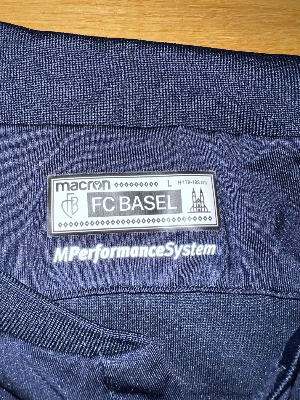FC Basel Leibchen & Hosen: FC Basel Trikot - Grösse L - Macron - FREI 20 – Gebraucht aus Reinach BL von  3