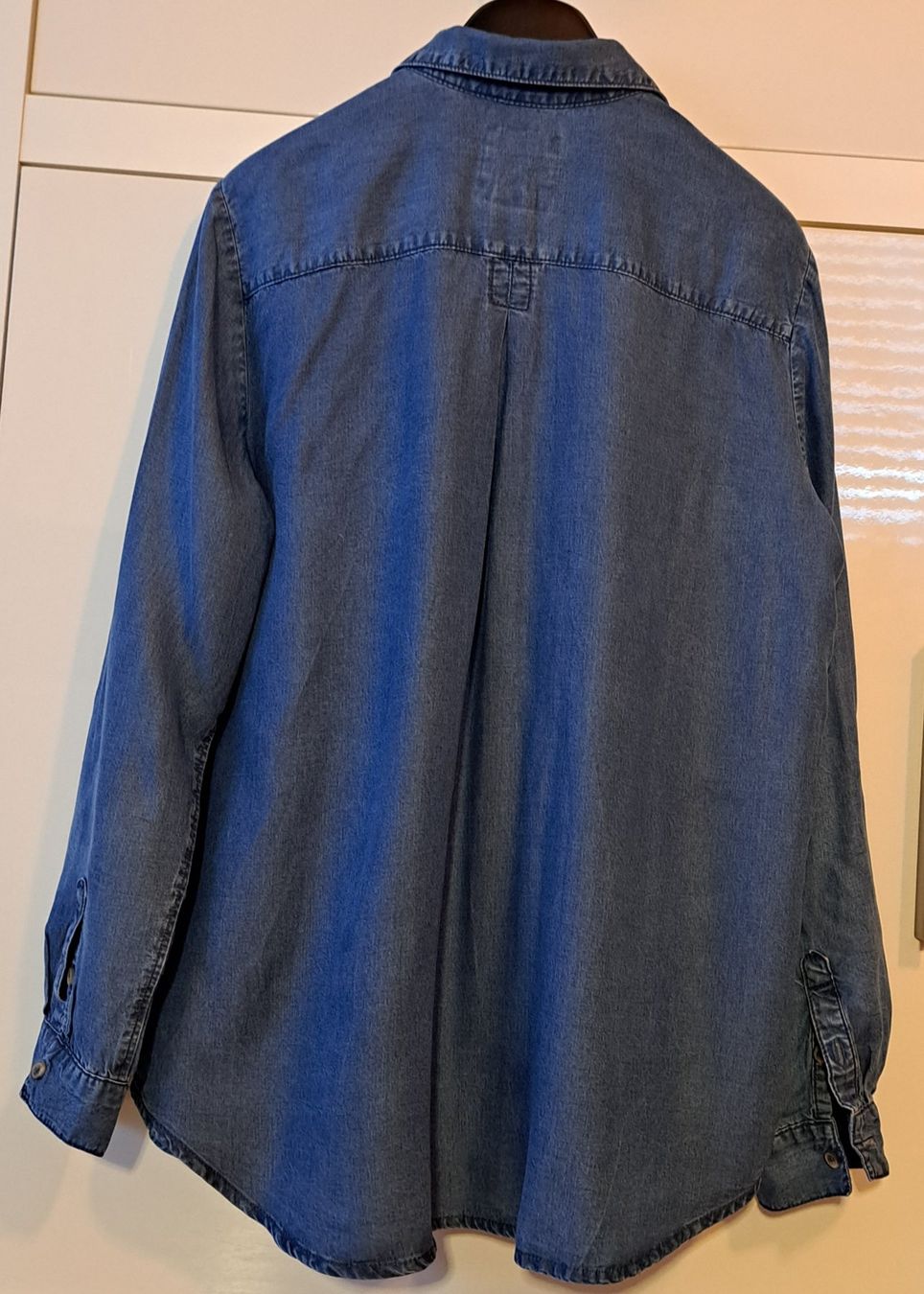 Blusen: Belle chemise en jean – Neu (gemäss Beschreibung) aus Le Mont-sur-Lausanne von olatiu 2