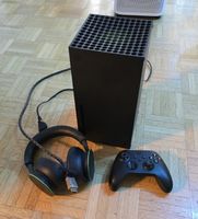  Microsoft Xbox Series X mit 1 Controller und Kopfhörer
