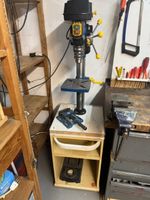 Tischbohrmaschine mit Unterbau und Schraubstock
