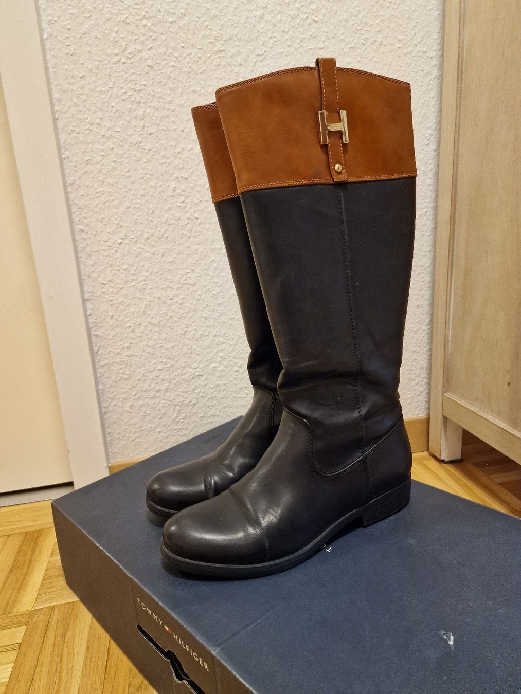 Tommy Hilfiger Scarpe da donna: Bottes Tommy Hilfiger - taille US 8.5 – Usato da Perly venduto da dayna_46