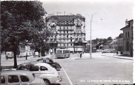 LA CHAUX - de - FONDS, place de la gare avec bus et voitures
