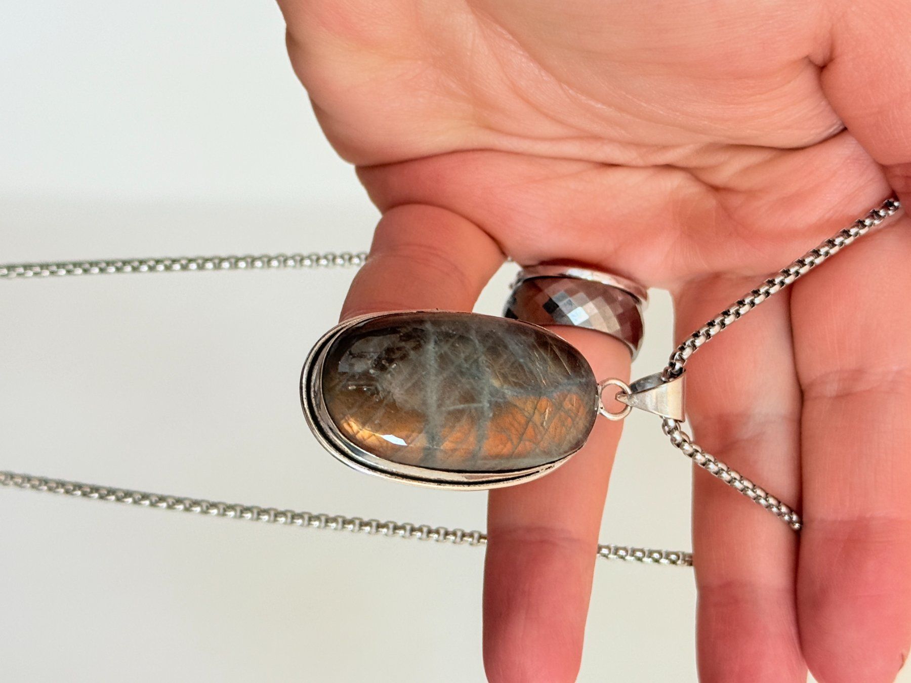 Catenine: Collier labradorite - Élégance discrète ✨ – Nuovo e nell'imballaggio originale da Genève venduto da AWWA 2