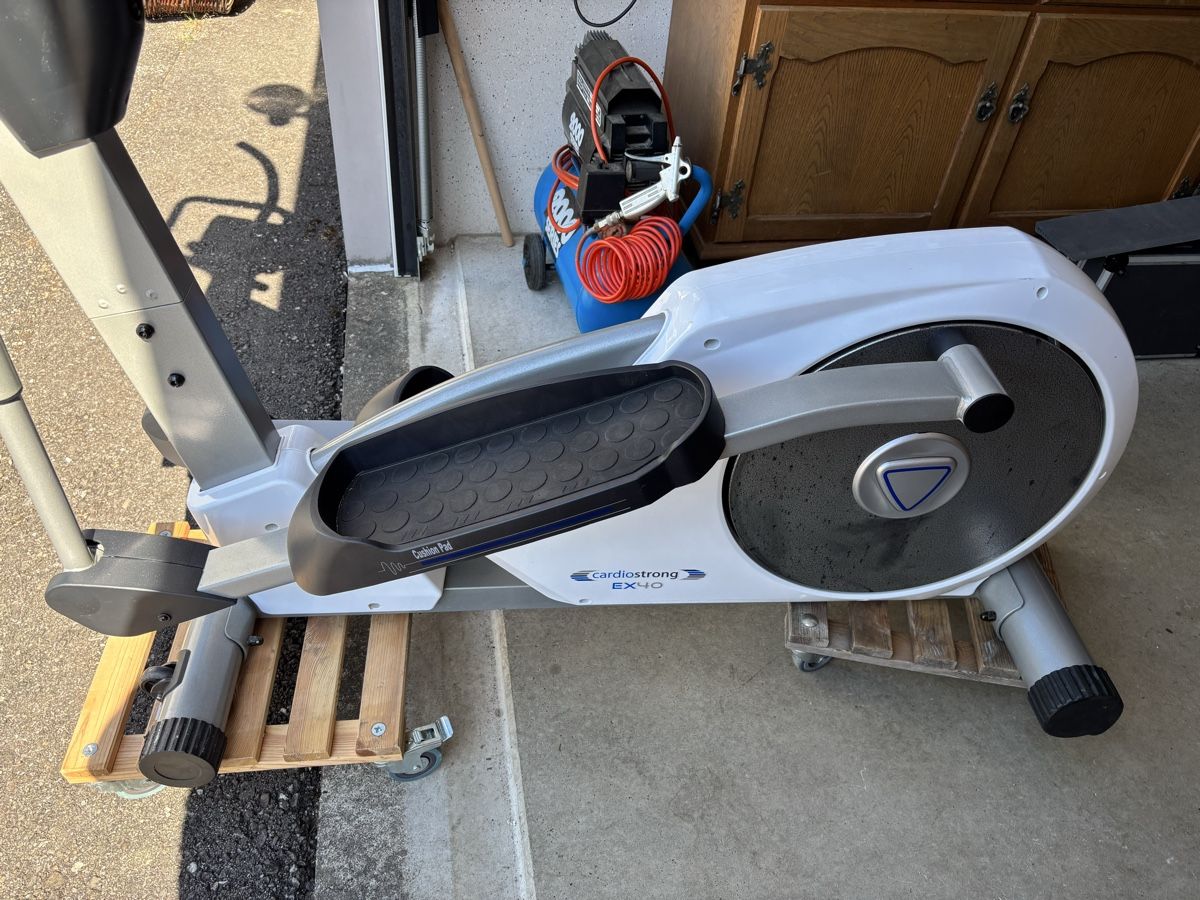 CardioStrong Vélos d'appartement: Cross Trainer – D'occasion à Schöftland par Thina011 2