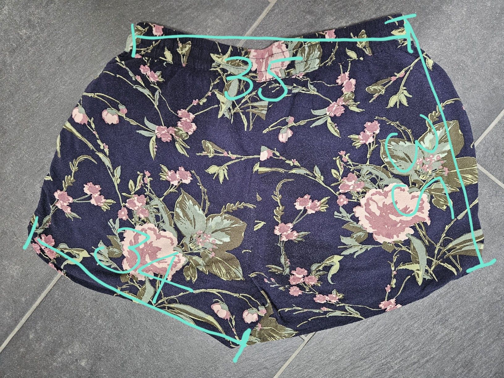 Vero Moda Pantaloni: Kurze Hose mit Blumen - dünn – Usato da Bern venduto da Snowflake38 2