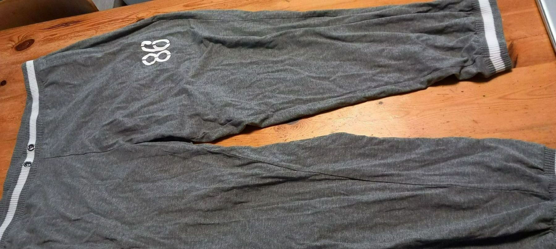Pantaloni: 1 pantalon jogging – Usato da Miecourt venduto da Marly1 1