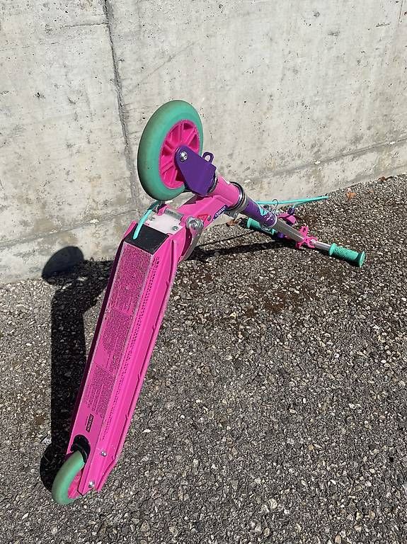 Fahrzeuge für Kinder: Trottinette enfant pliable rose – Gebraucht aus Yverdon-les-Bains von Xtofprod01 3