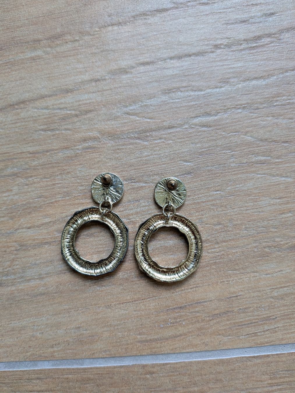 H&M Orecchini pendenti & Orecchini a lobo: Ohrringe H&M gold – Usato da Eschenbach SG venduto da SanFranciscoCalifornia 1