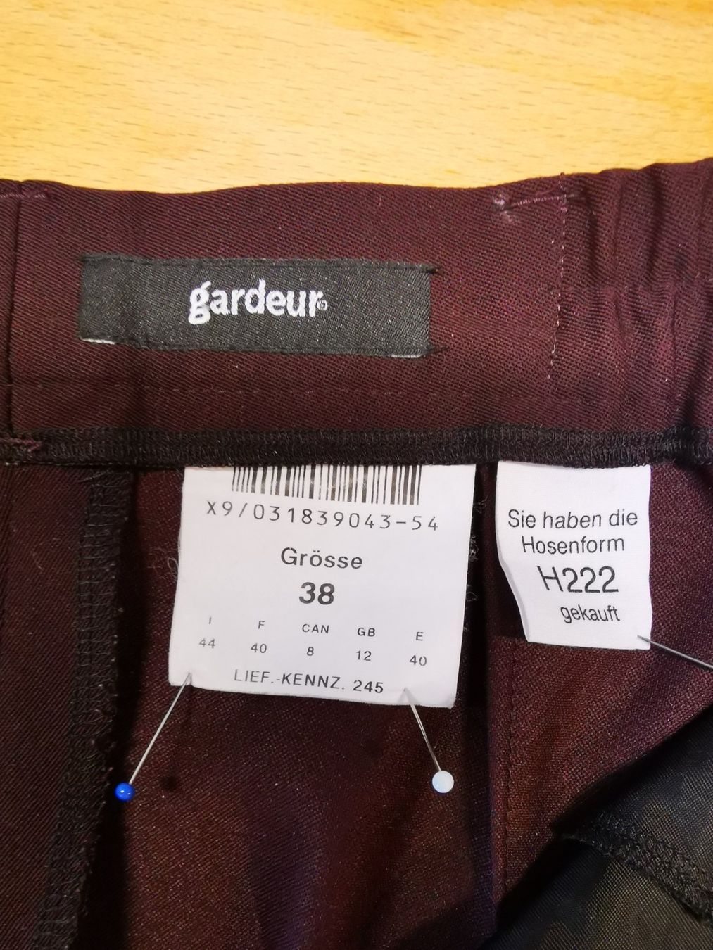 Pantaloni: Damenhose dunkel-bordeau, GARDEUR – Usato da Seuzach venduto da NaehdesignMirjam 5