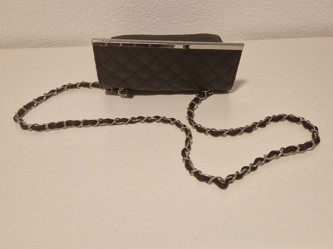 Borse da donna: Schwarze Handtasche mit Steppmuster und Kette – Usato da Buchs SG venduto da iva_5msb 2
