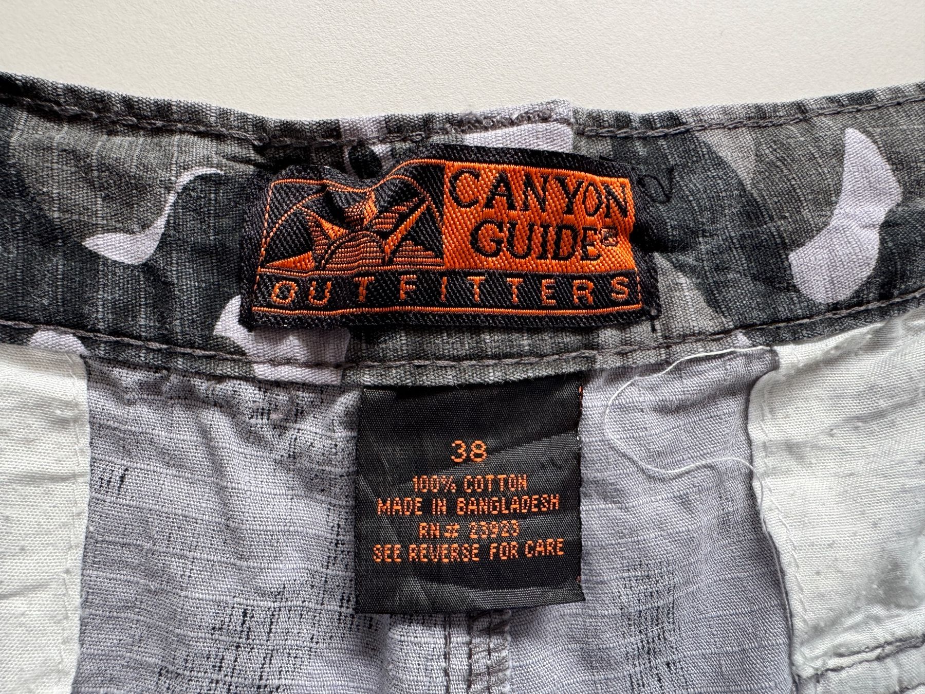 Pantaloni: Canyon Guide Cargo camo hose pants w38 bermuda 6 pockets – Usato da Neuchâtel venduto da _Easy_to_Find_ 1