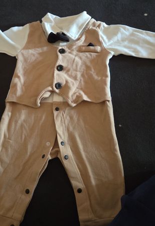 Baby Strampler Anzug mit Fliege braun Grösse 3bis 6 monate