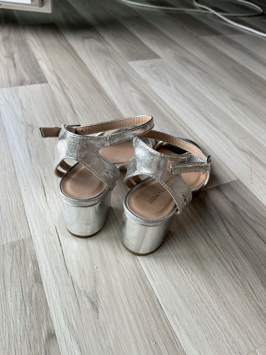 Scarpe da donna: Silberne Sandaletten – Usato da Sarnen venduto da sab_ll66 1