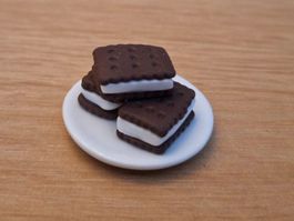Handmade Milchschnitten auf Keramik Teller
