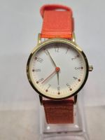Armbanduhr, goldfarbenes Gehäuse, orangefarbenes Armband, ge