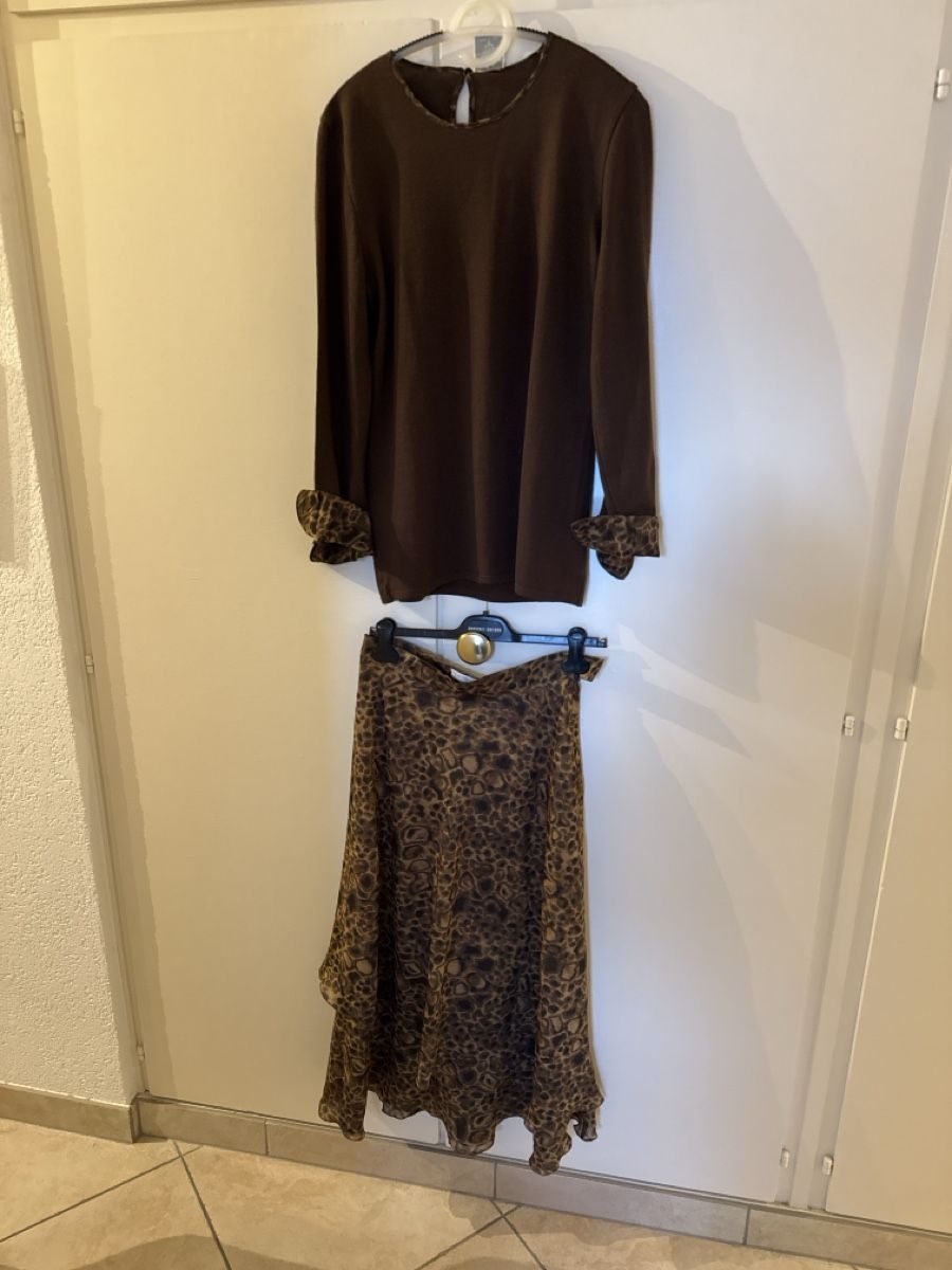 Lotti di vestiti: Ensemble pull et jupe – Usato da Sierre venduto da kau_sr9m