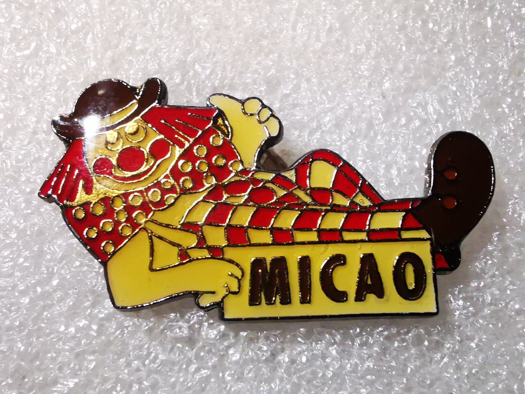 Placchette & Badge: Ansteckpin 11: Micao – Usato da Oppligen venduto da Pin-Fall-Shop