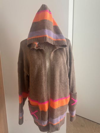 Schöne mehrfarbige Strickjacke mit Kapuze neu