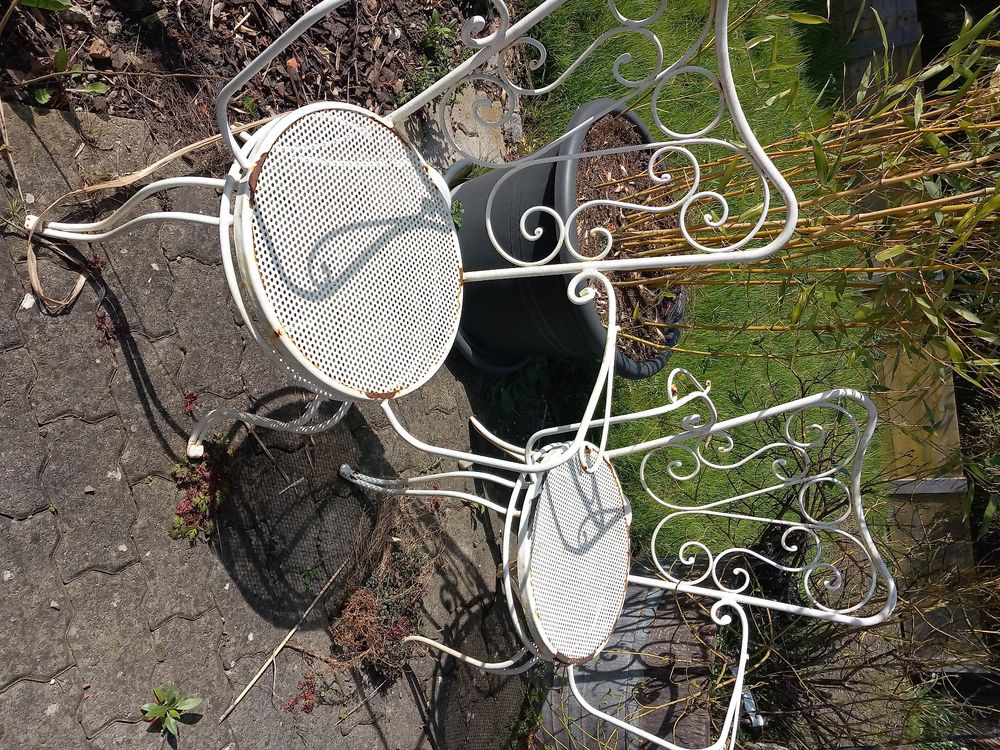 2 alte schöne Eisenstühle Gartenstühle Kaufen auf Ricardo