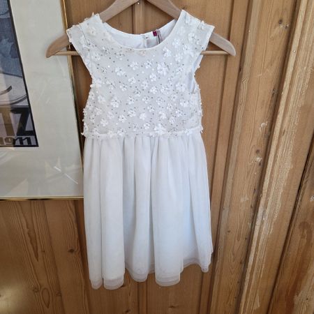 Mädchen Kleid Orchestra, Blumenstickerei