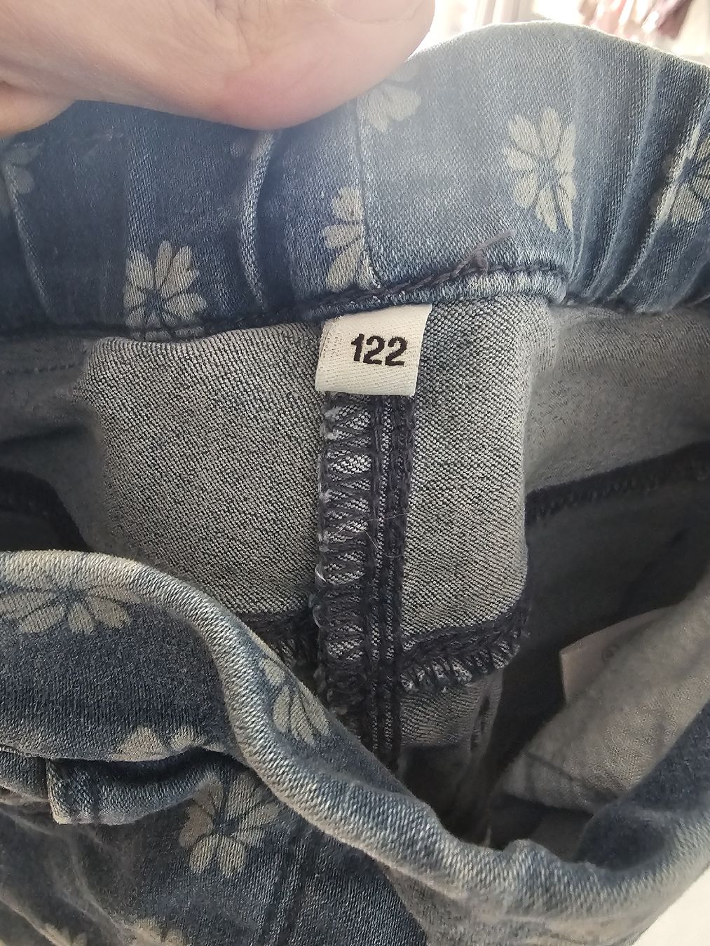 Hosen: Shorts en jean imprimé fleurs taille 122  – Gebraucht aus Sornetan von T.a333 2