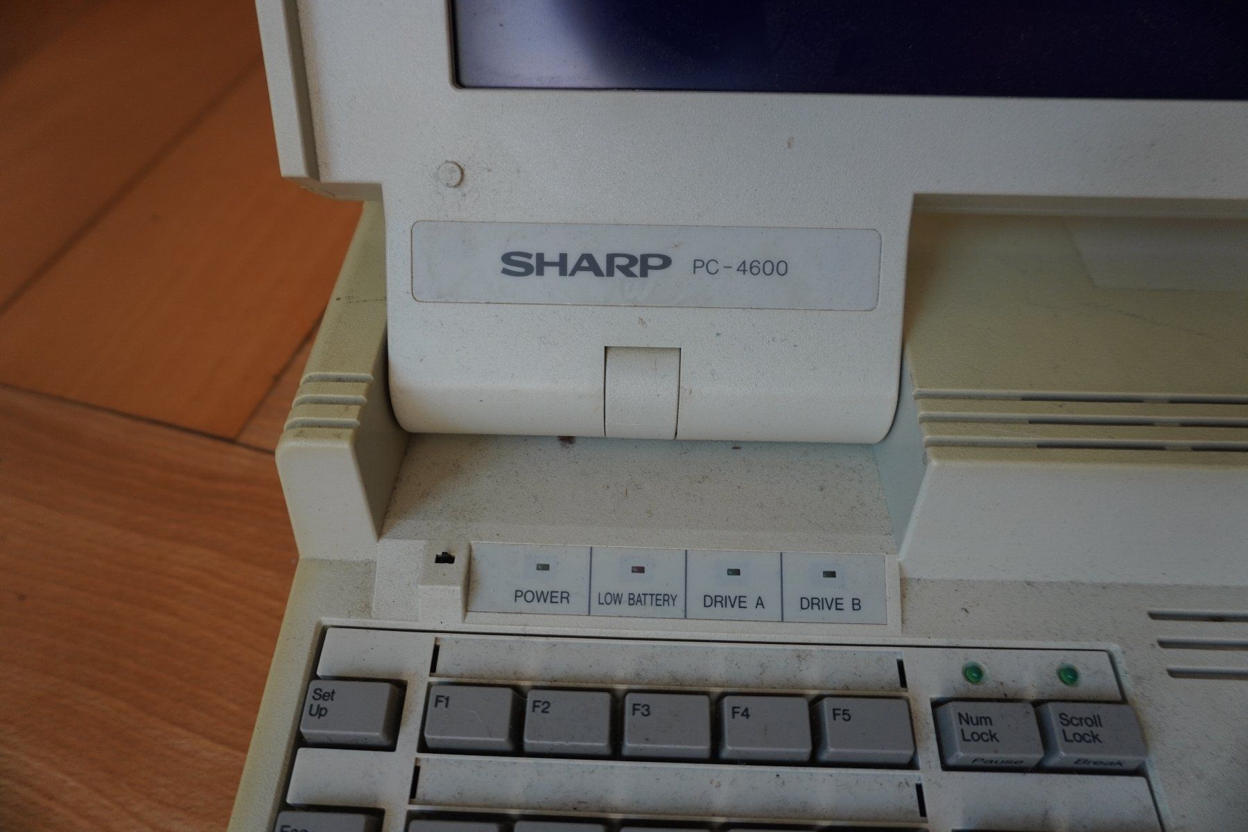 Sharp Notebook: Vintage Laptop SHARP PC-4600 - Defekt – Difettoso da Thunstetten venduto da blob87 2