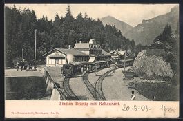 Brünig, Züge im Bahnhof mit Restaurant