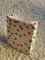 Geschenktüte / Papiertüte mit farbigen Punkten