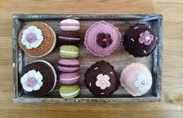 Gehäkelte Cupcakes, Törtchen u. Macarons für den Krämerladen