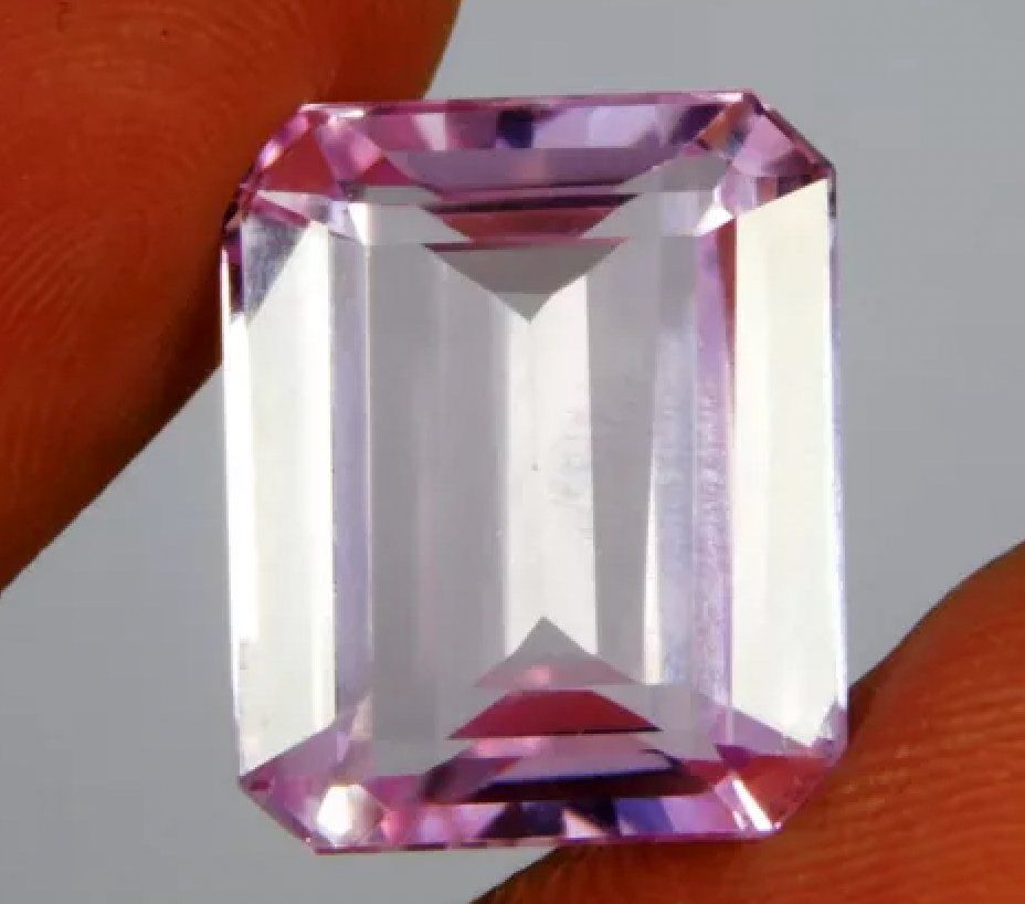 Edelsteine: 22.45 Ct Pink  Emerald Cut Dazzling Certified – Neu und originalverpackt aus Genève von AWWA