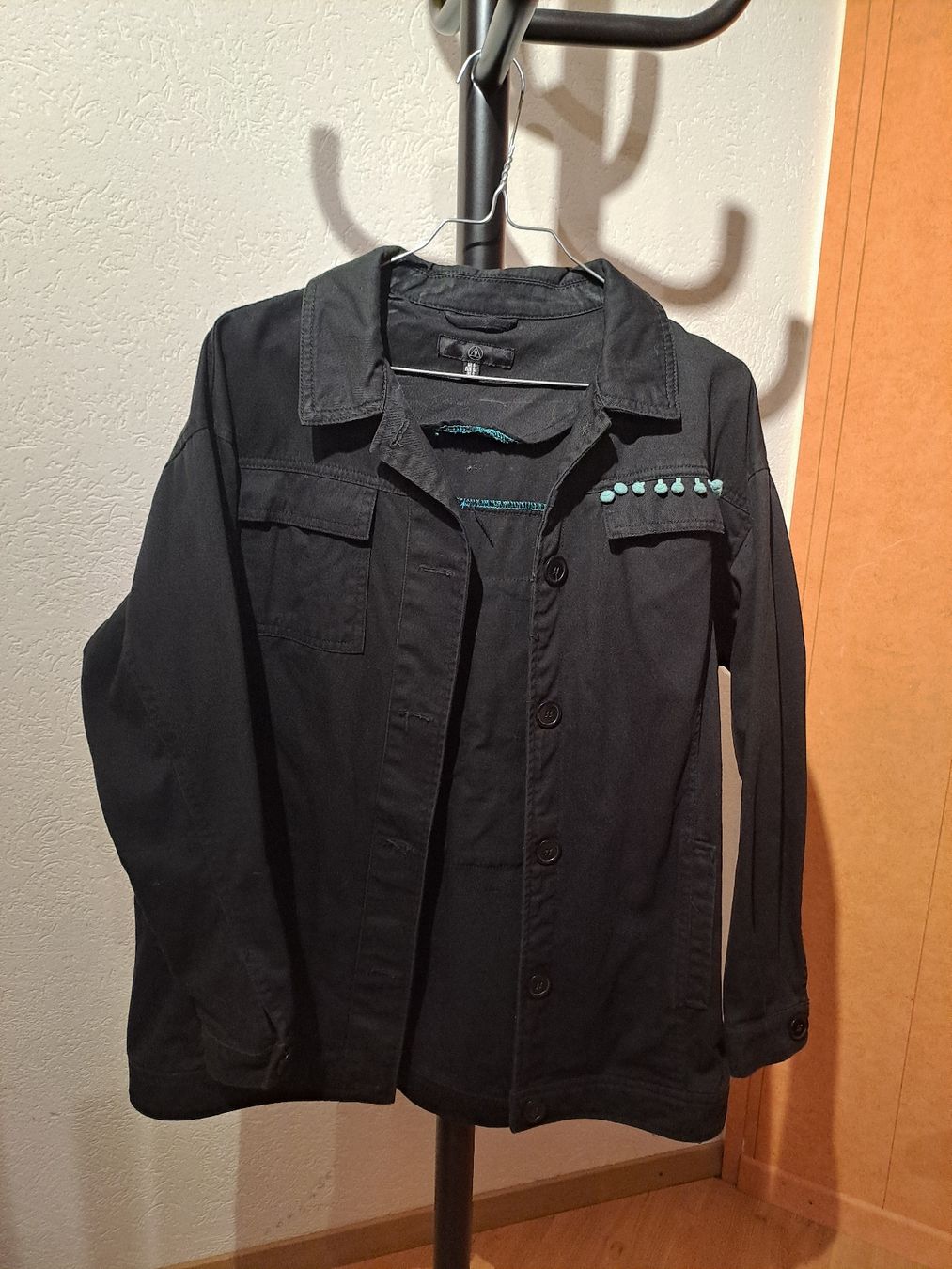 Giacche: Veste noire, détails brodés – Usato da Valeyres-sous-Montagny venduto da Romy. 3