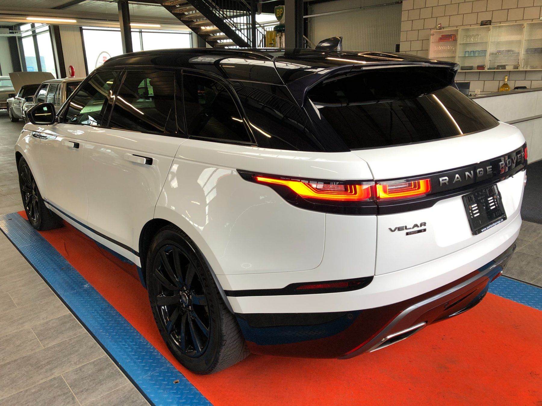 Land Rover Automobili: LAND ROVER Range Rover Velar R-Dynamic D 300 S Automatic – Usato da Gampelen venduto da Steuer0 2