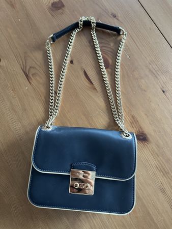 Neuwertige Michael Kors Tasche mit Goldkette