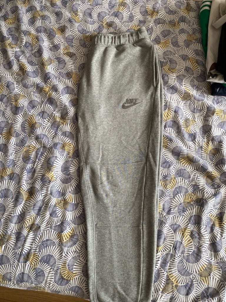 Nike Pantaloni: Nike - Pantalon gris taille L – Usato da Geneve venduto da tom_d7f8